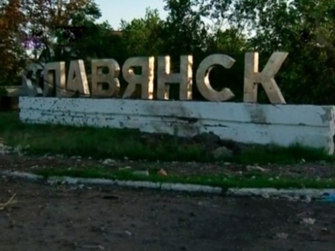 В разрушенный город продолжает прибывать гуманитарная помощь