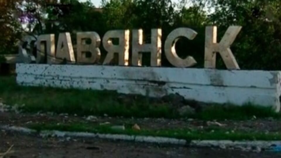 В разрушенный город продолжает прибывать гуманитарная помощь