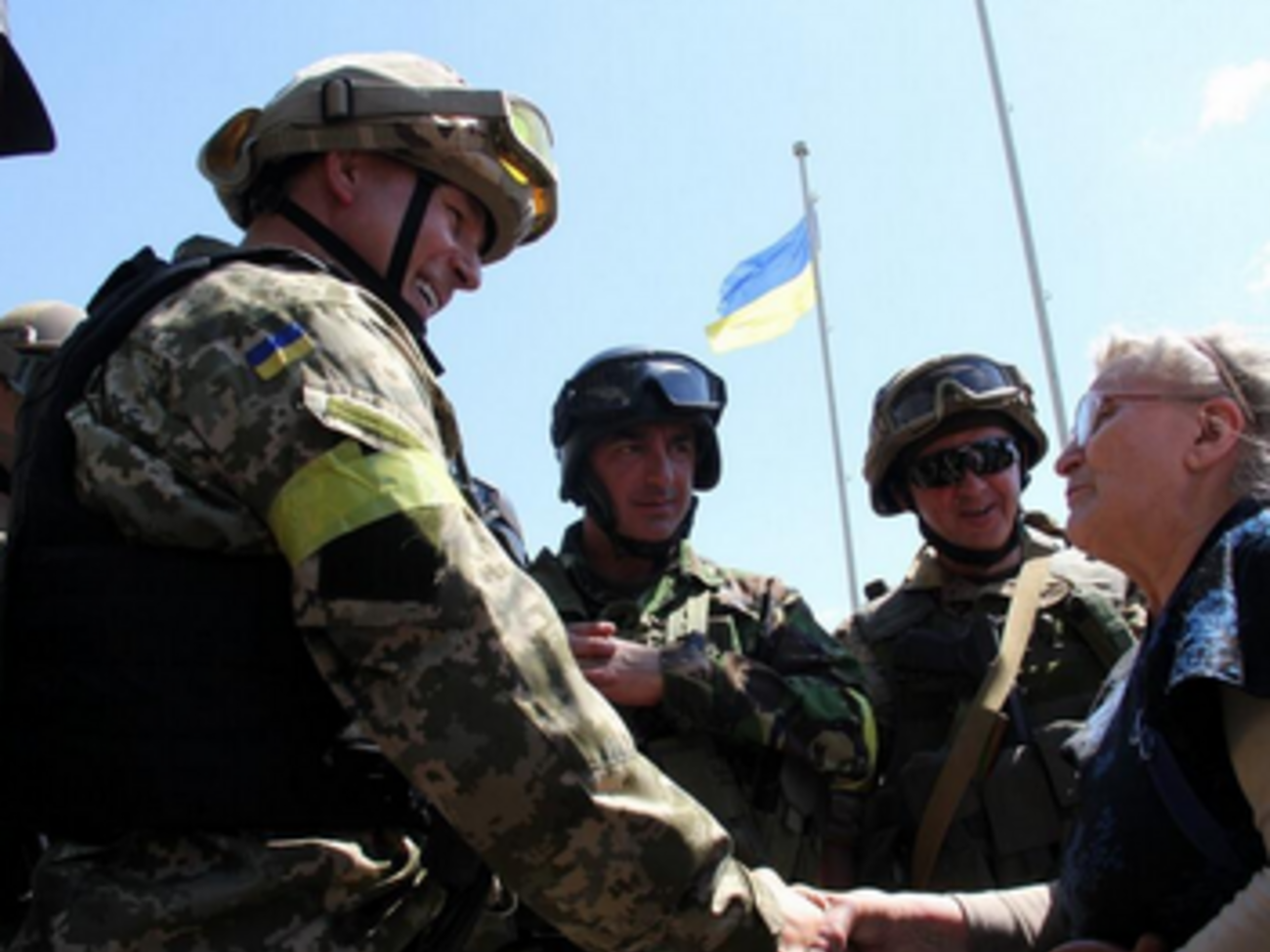 Жители Славянска встречают украинских военных. Фоторепортаж