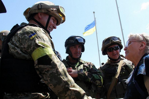 Жители Славянска встречают украинских военных. Фоторепортаж