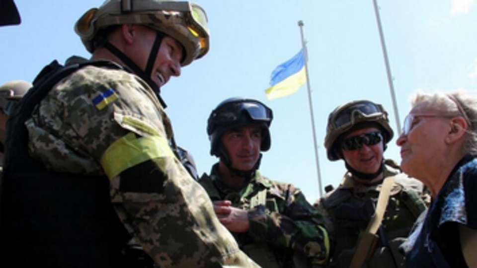 Жители Славянска встречают украинских военных. Фоторепортаж