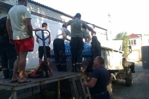 К грузовикам с продовольствием и водой выстраиваются огромные очереди из местных жителей