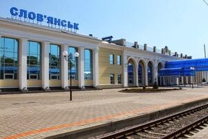 К понедельнику электрики и связисты отремонтируют поврежденные в результате перестрелок участки железной дороги