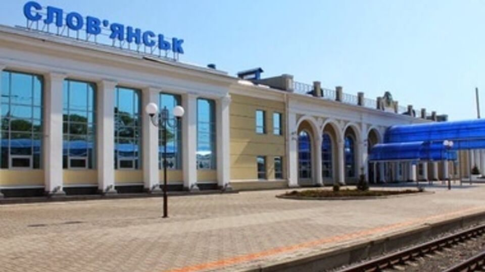 К понедельнику электрики и связисты отремонтируют поврежденные в результате перестрелок участки железной дороги