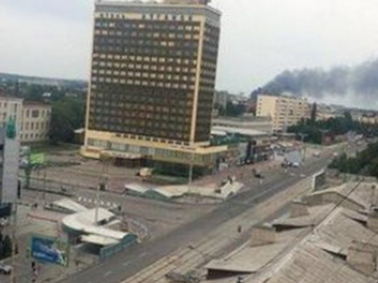 В результате обстрела в Луганске загорелось несколько зданий