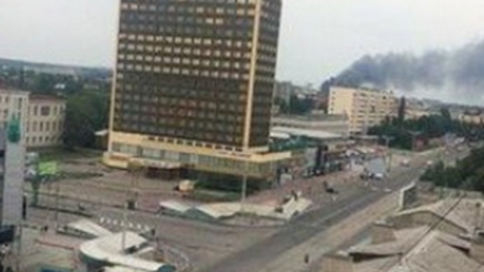 В результате обстрела в Луганске загорелось несколько зданий