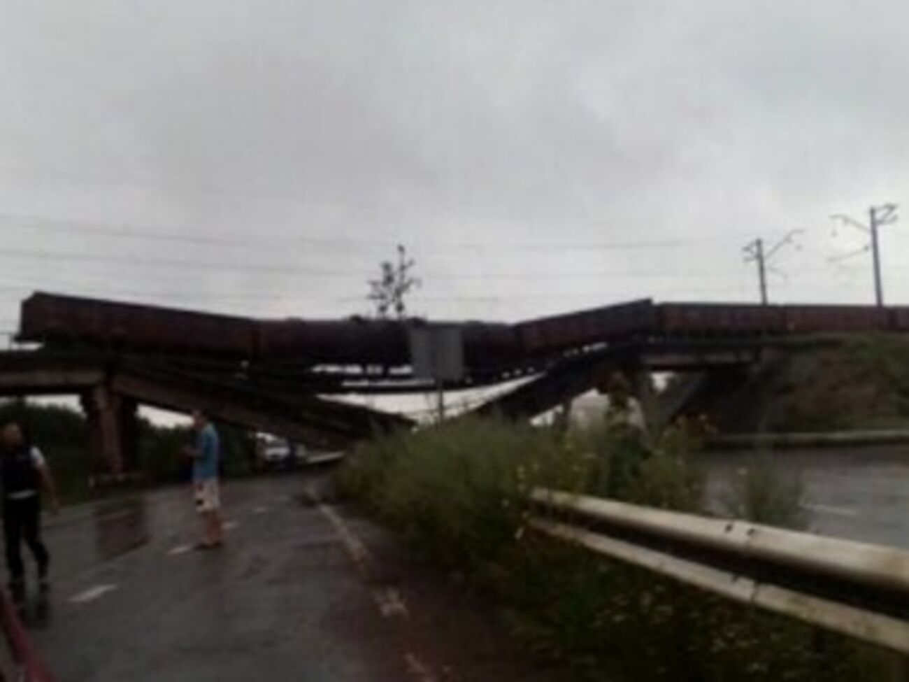 Движение на этом участке дороги перекрыто
