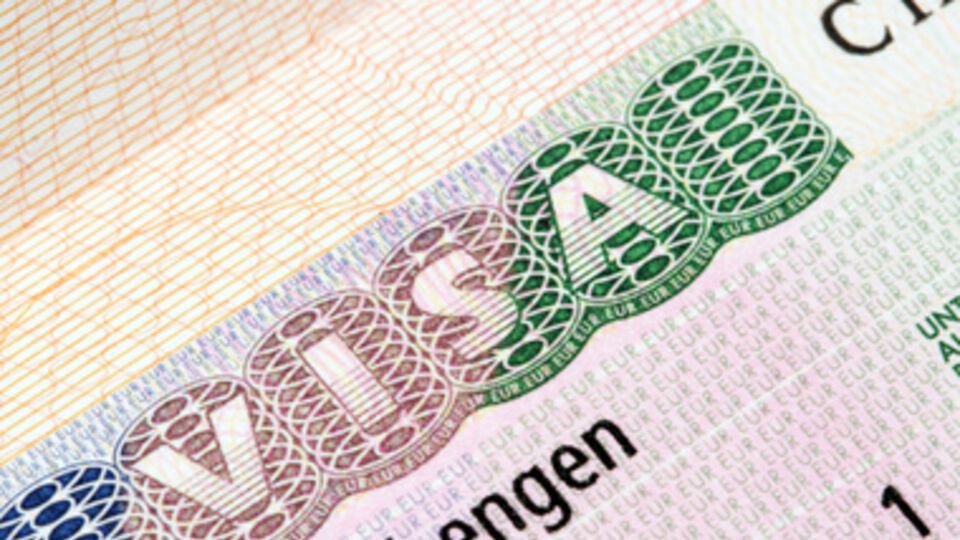 Стоимость визы составляет 35 евро плюс 20 --- за услуги центра. Срок выдачи --- 10 дней