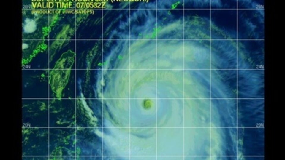 Тайфун обесточил тысячи домов