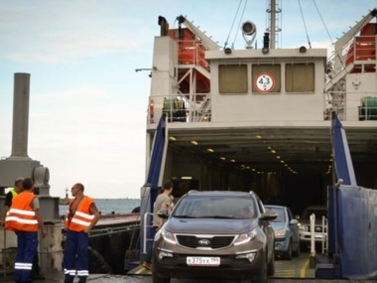 Очередь на Керченской переправе растет