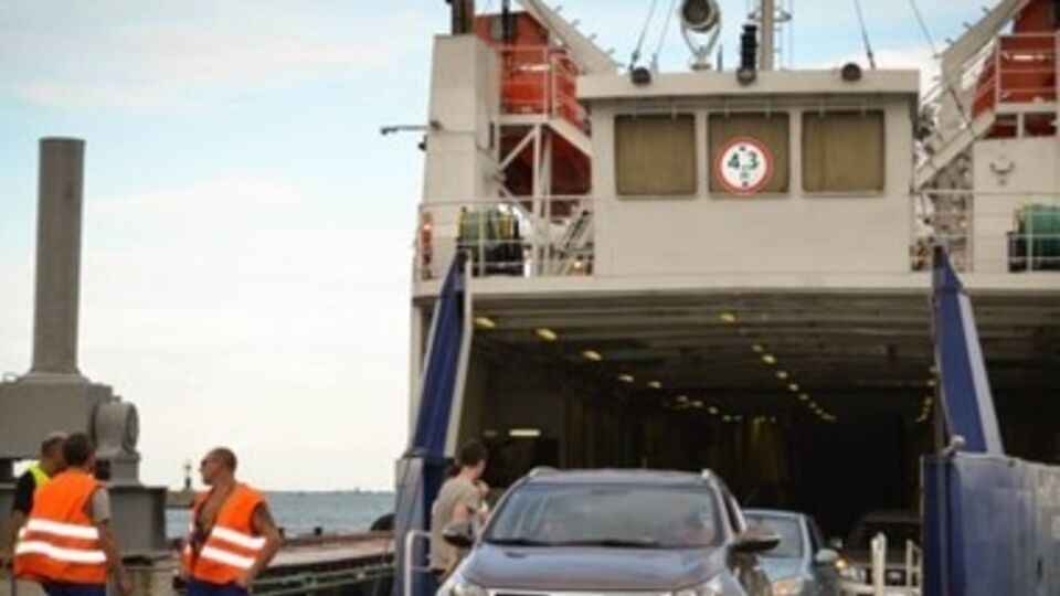 Очередь на Керченской переправе растет