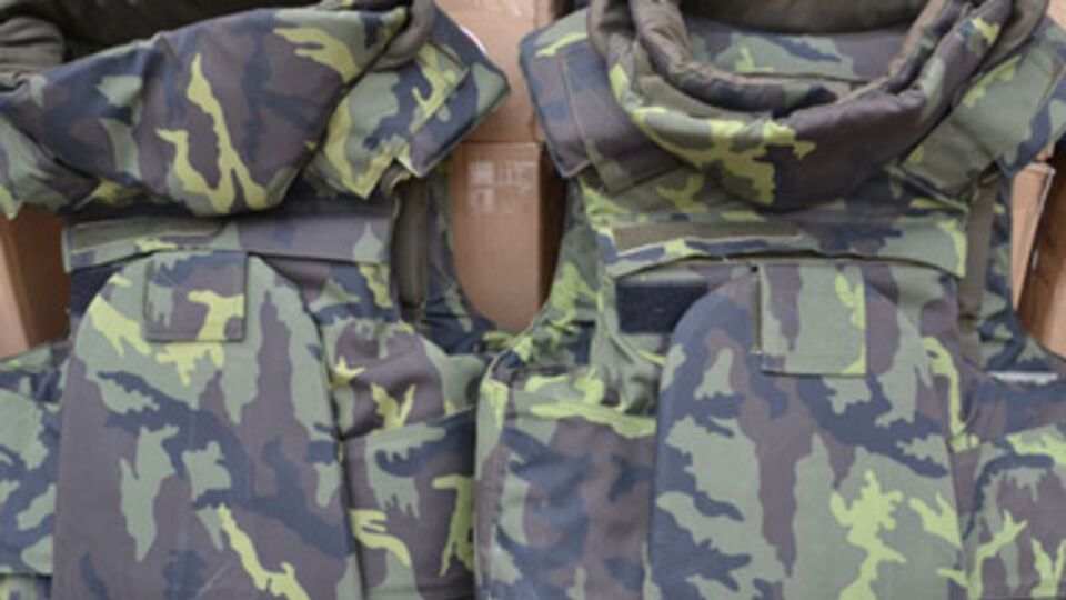 Бронежилеты от волонтеров заменят, заявили в Минобороны