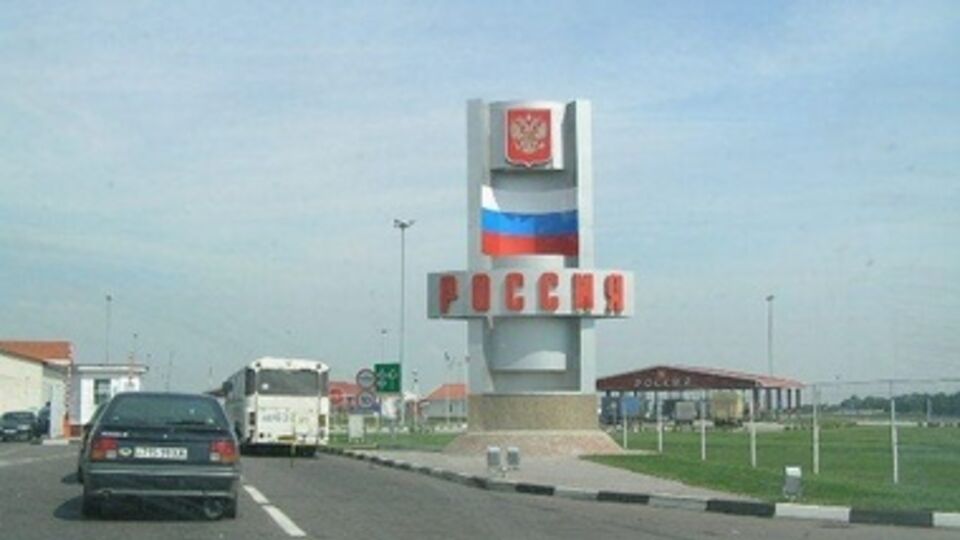 На въезде в Россию продолжается полный обзор всех без исключения транспортных средств