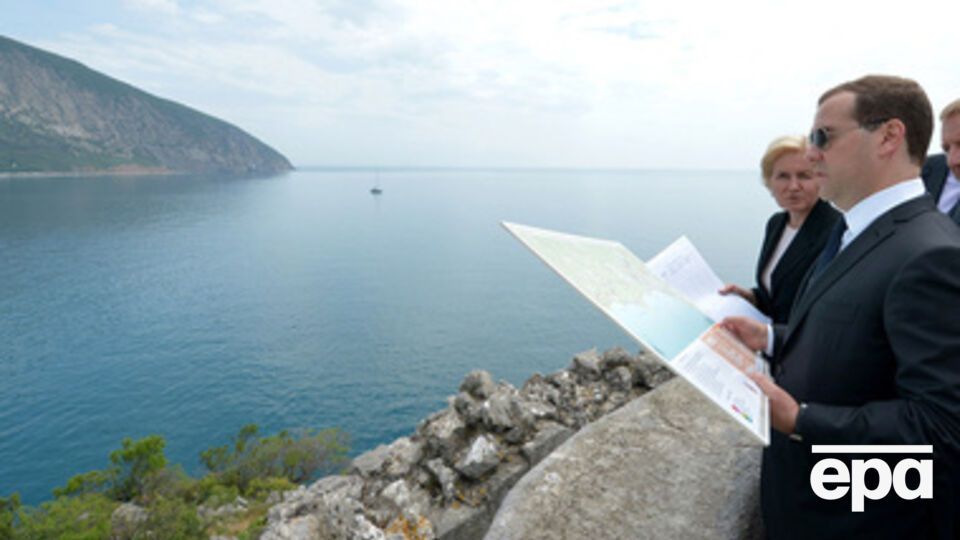 Премьер-министр РФ Дмитрий Медведев во время визита в Крым в мае этого года