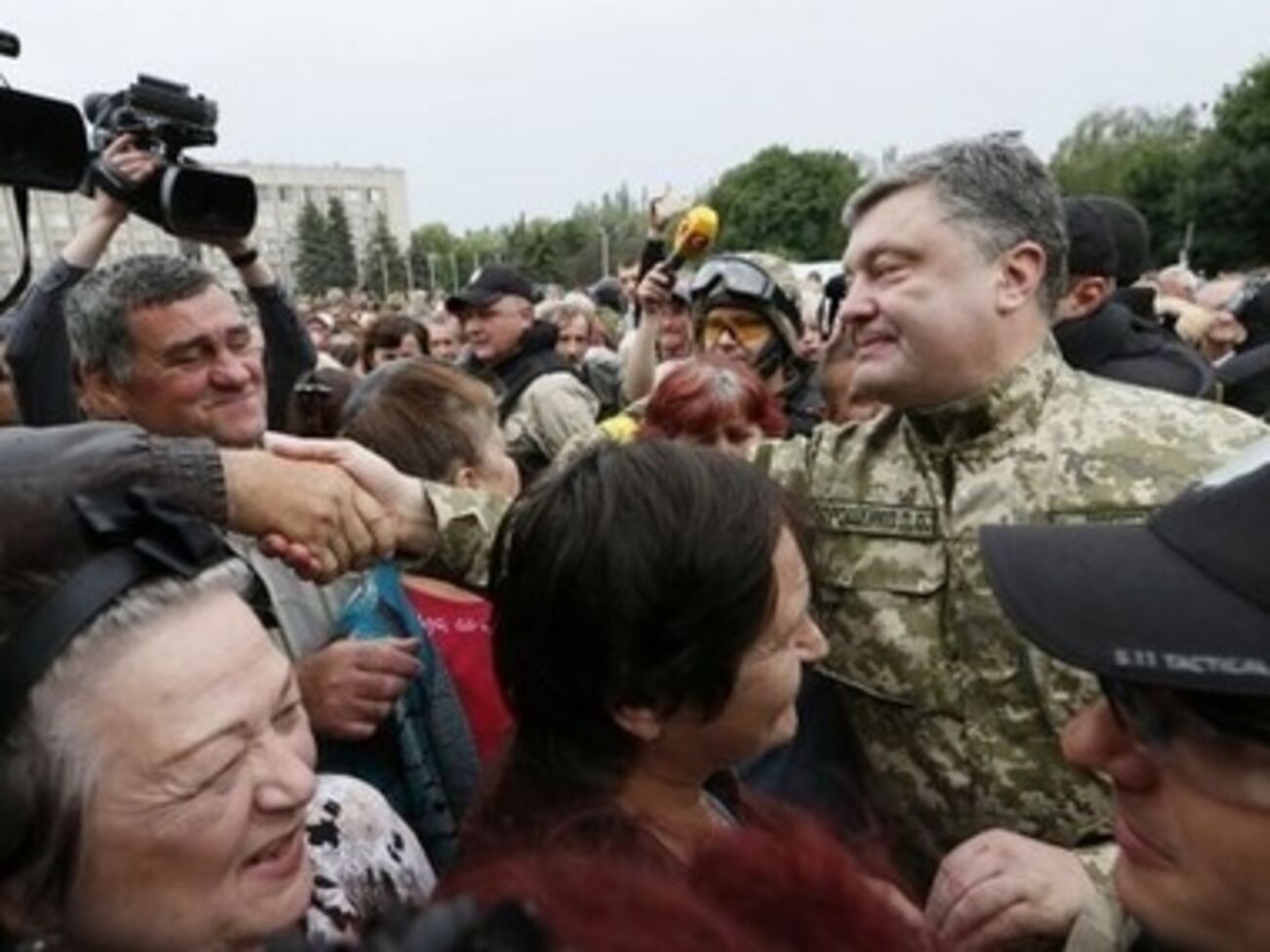 Порошенко: Власть сделает все возможное для восстановления нормальной жизни