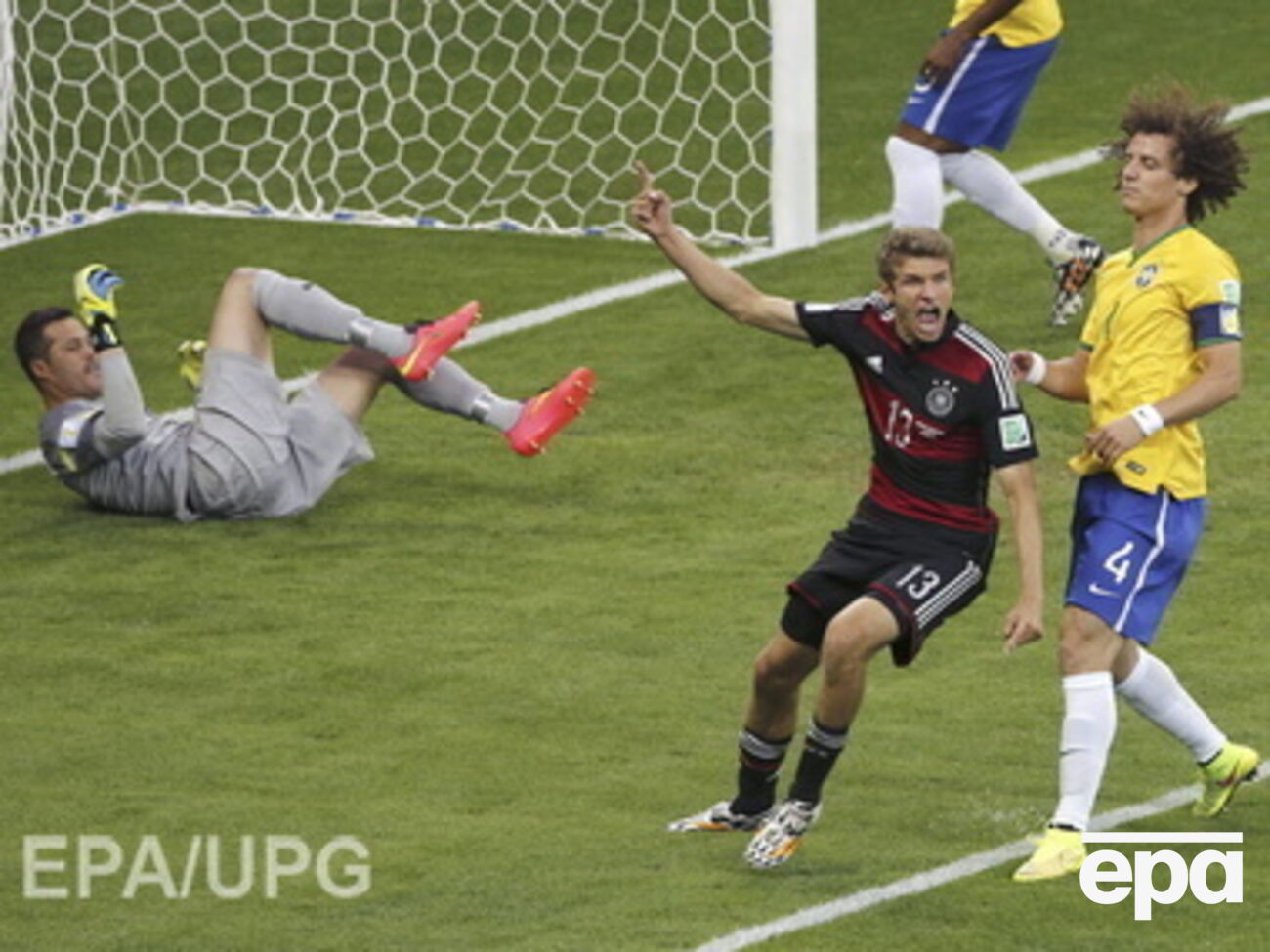 Томас Мюллер открывает счет в матче