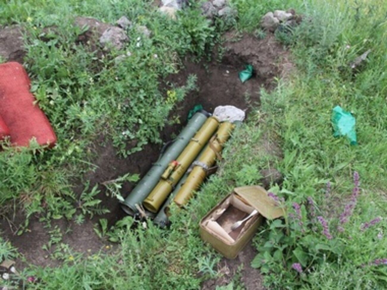Тайник террористов под Славянском, обнаруженный украинскими воеными