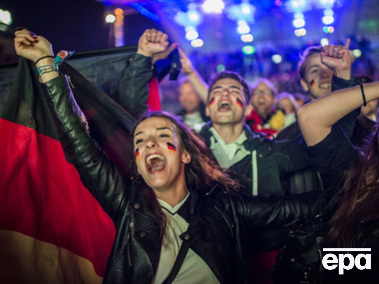 Немецкие болельщики радуются очередному голу своей команды