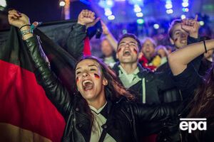 Немецкие болельщики радуются очередному голу своей команды