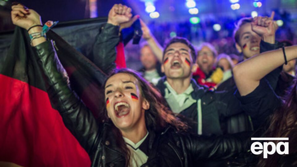 Немецкие болельщики радуются очередному голу своей команды