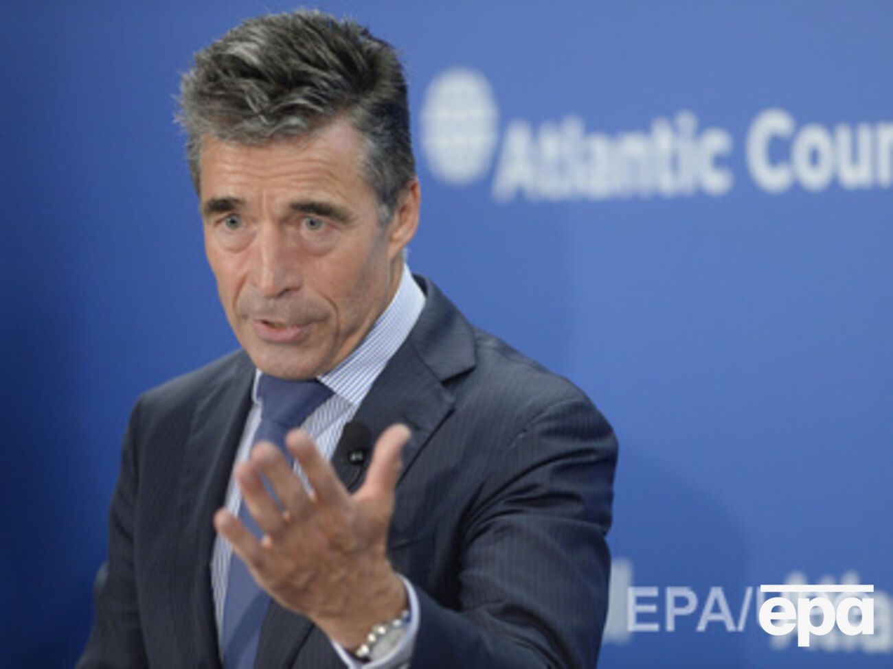 Россия снабжает боевиков оружием, отметил Расмуссен