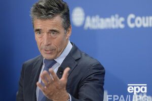 Россия снабжает боевиков оружием, отметил Расмуссен