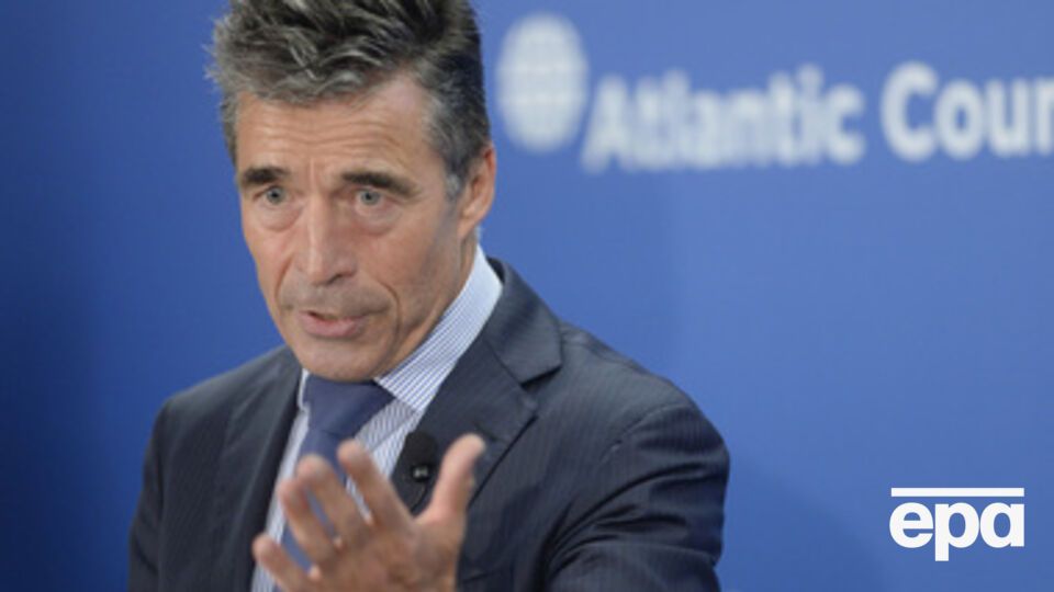 Россия снабжает боевиков оружием, отметил Расмуссен