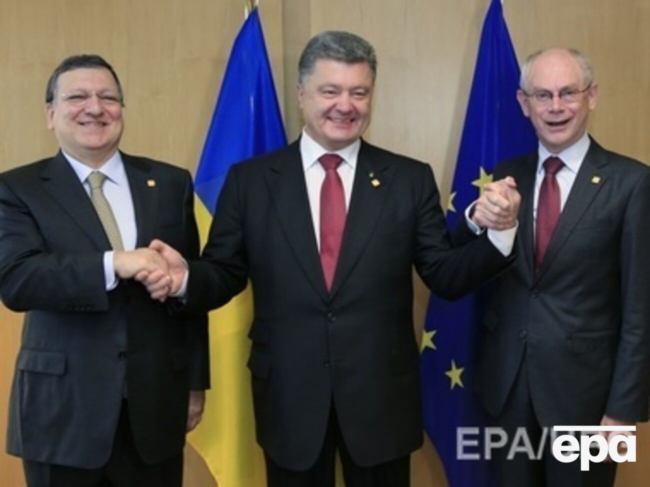Президент Еврокомиссии Жозе Мануэль Баррозу, президент Украины Петр Порошенко и председатель Европейского совета Херман Ван Ромпей 27 июня в Брюсселе