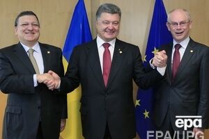 Президент Еврокомиссии Жозе Мануэль Баррозу, президент Украины Петр Порошенко и председатель Европейского совета Херман Ван Ромпей 27 июня в Брюсселе