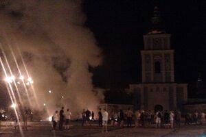 Ночью на Михайловской площади в Киеве подожгли палатки