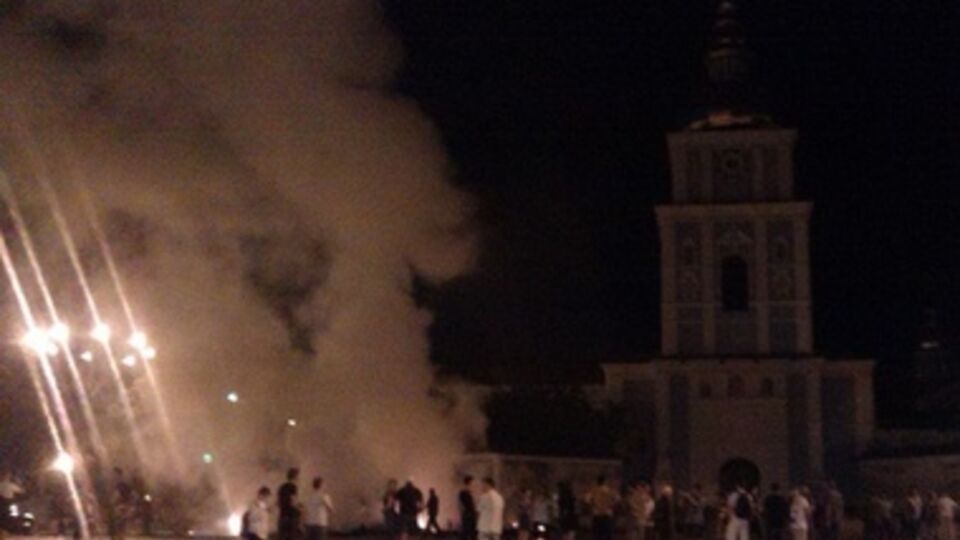 Ночью на Михайловской площади в Киеве подожгли палатки
