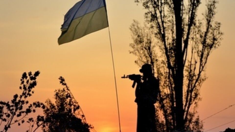 По данным источников, в результате обстрела погиб 21 военный