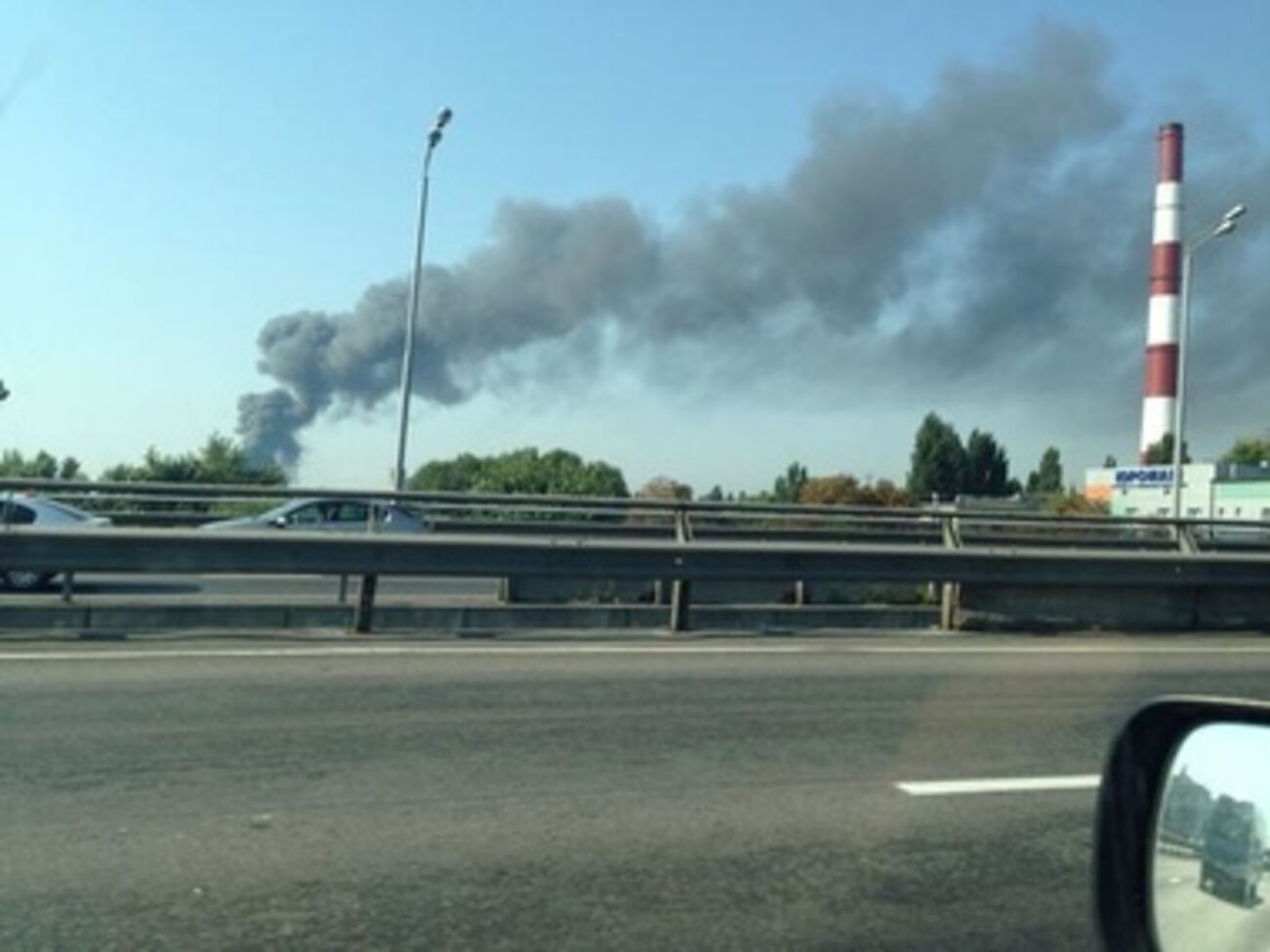 На месте происшествия работают пожарники