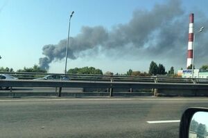 На месте происшествия работают пожарники