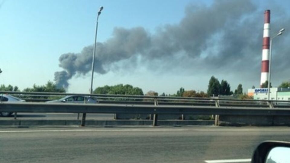 На месте происшествия работают пожарники