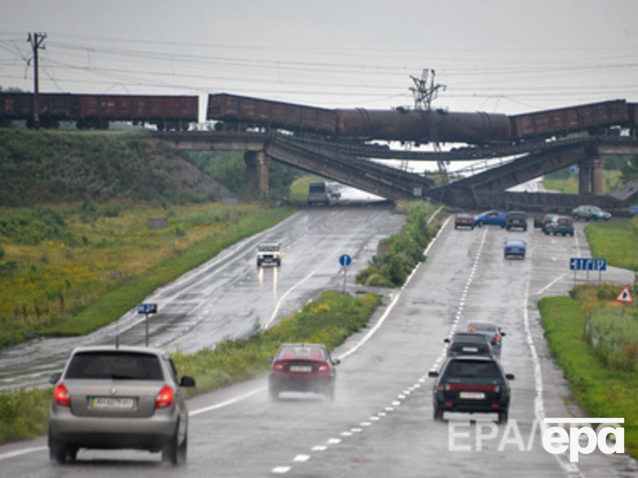 Взорванный 7 июля в районе Новобахмутовки Донецкой области железнодорожный мост