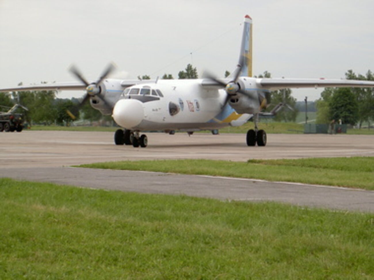 Раненых доставили на самолете самолете Ан-26