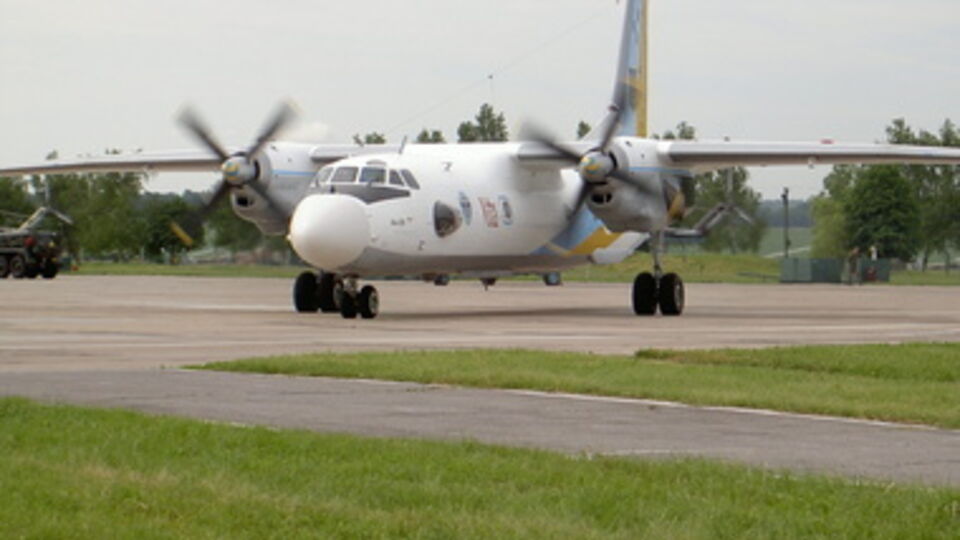 Раненых доставили на самолете самолете Ан-26