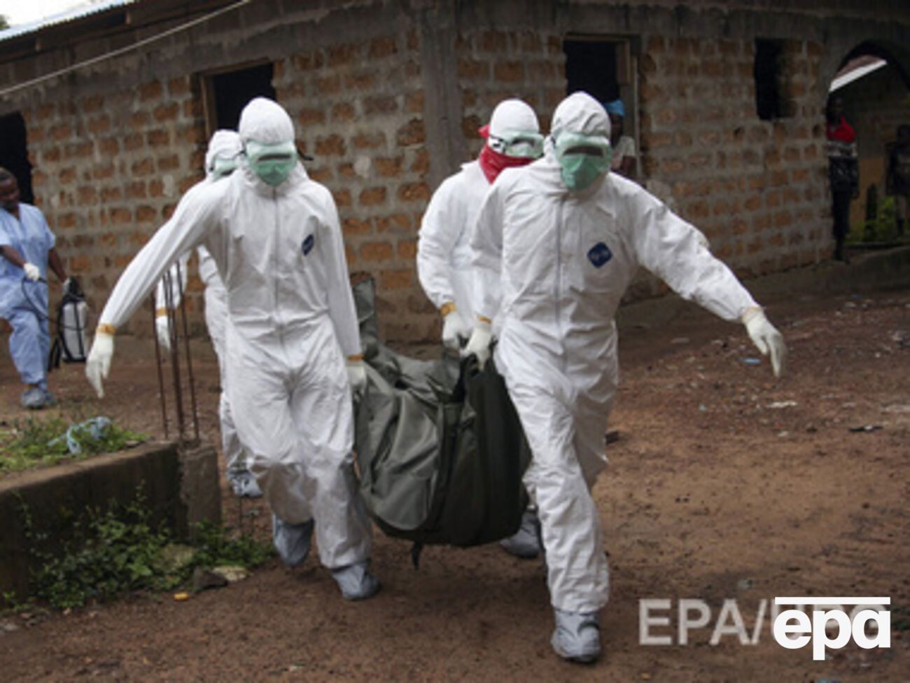 От вируса Эбола погибли уже 932 человека.