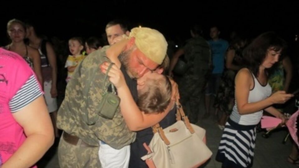 Родственники долго не могли отпустить своих героев на торжественное построение