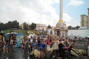 В центре столицы продолжается субботник