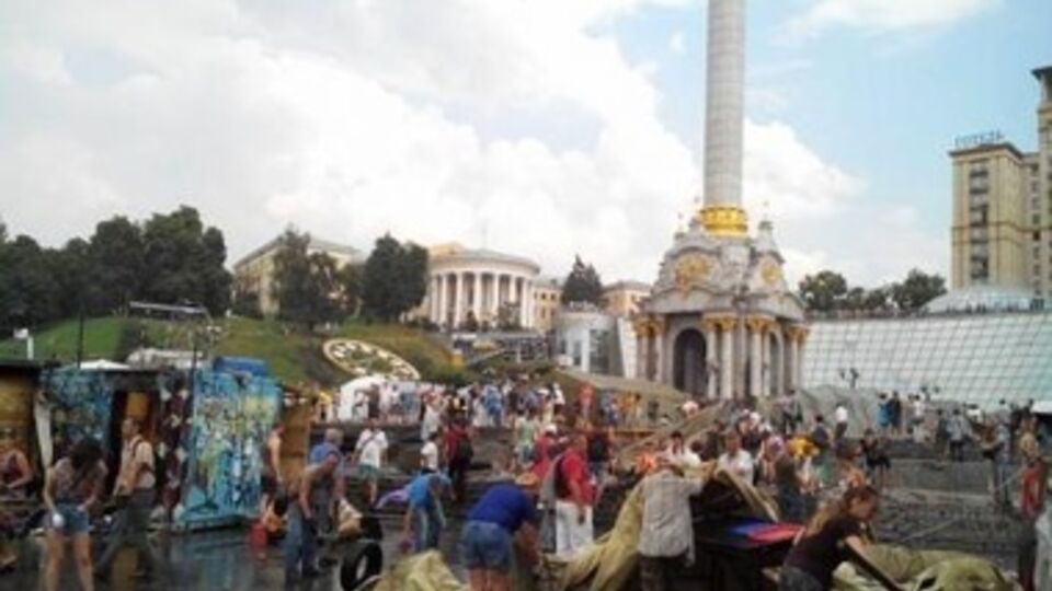 В центре столицы продолжается субботник