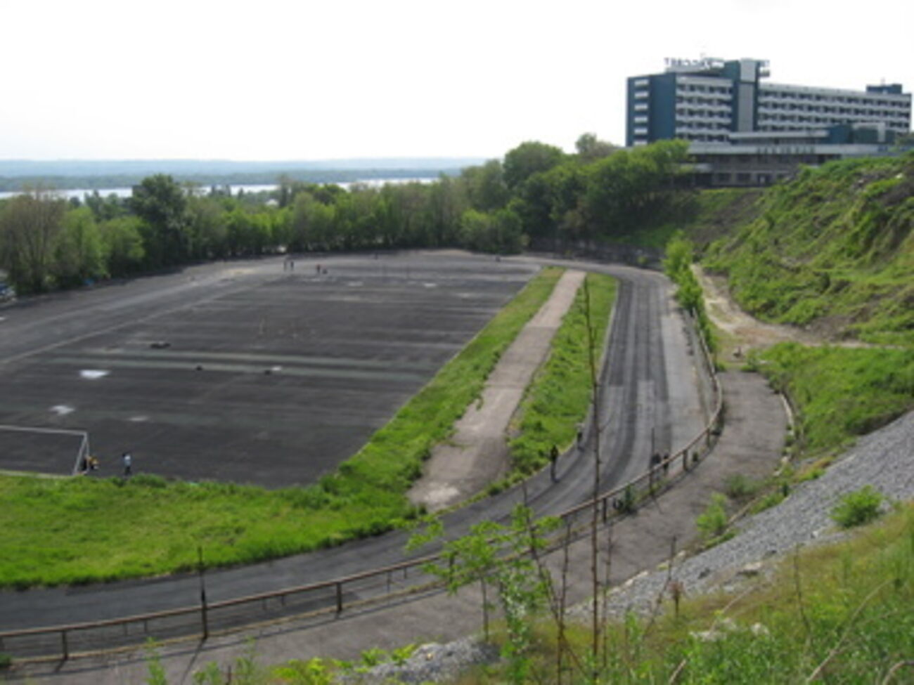 В мирное время покрытие стадиона обещают восстановить