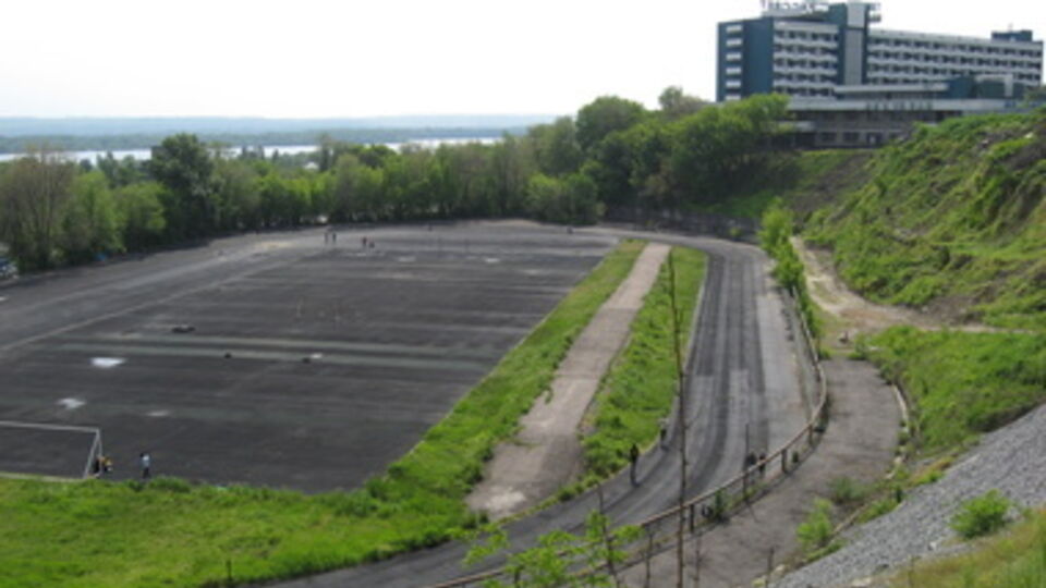 В мирное время покрытие стадиона обещают восстановить