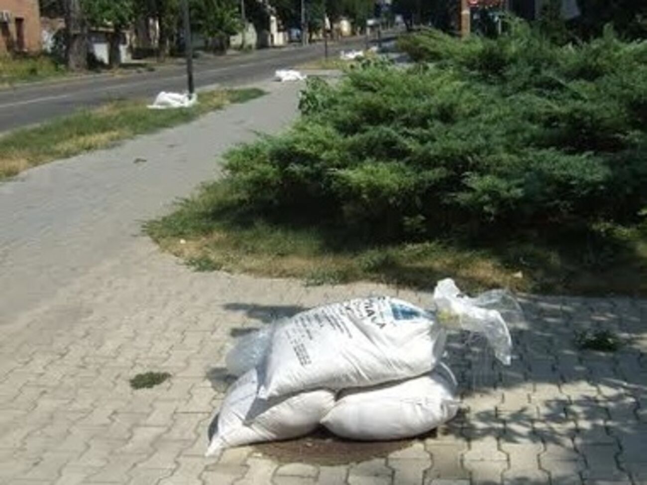 Боевики накрывают люки мешками