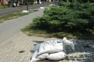 Боевики накрывают люки мешками