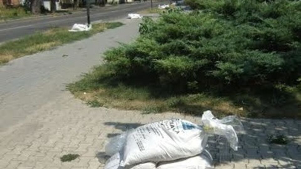 Боевики накрывают люки мешками