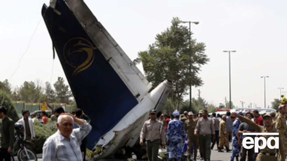 В Иране на жилые кварталы упал самолет. Фоторепортаж