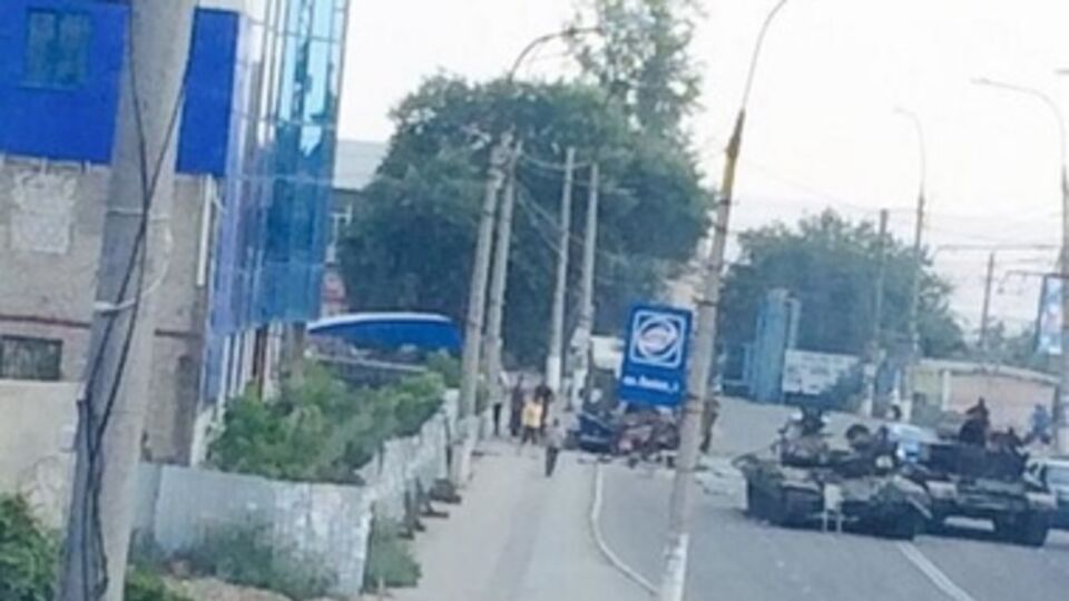 От удара троллейбус выехал на тротуар