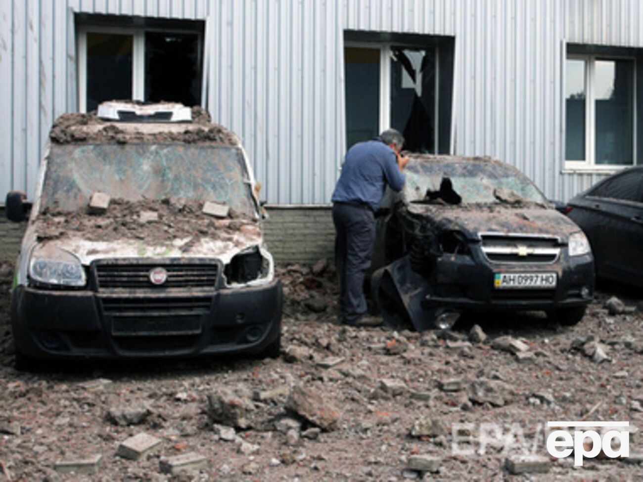 Автомобили в Донецке тоже становятся жертвами обстрелов